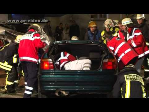 11.12.2011 - Heddesheim - Zwei Personen nach Unfall im Fahrzeug eingeklemmt