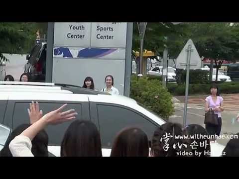 [Fancam] 120710 After Show champion - Donghae wave fans on the car