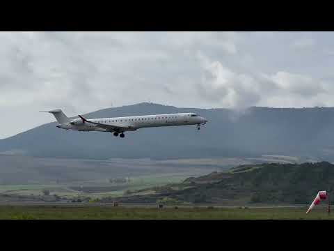 Bombardier CRJ1000 landing #aviation