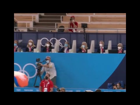 Judge reacts to Simone Biles landing during TF vault