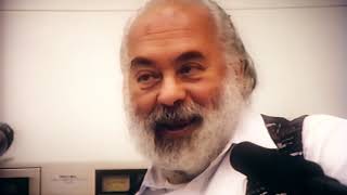 Shlomo Carlebach The Stomach Smell Story שלמה קרליבך סיפור ריח הקיבה (הזמר והיוצר בנימין שטיינברג) - התמונה מוצגת ישירות מתוך אתר האינטרנט יוטיוב. זכויות היוצרים בתמונה שייכות ליוצרה. קישור קרדיט למקור התוכן נמצא בתוך דף הסרטון