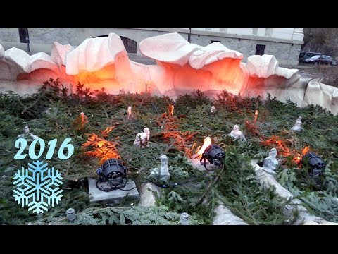 Der Brunnen auf dem Szczepański-Platz – Winterschutz in Krakau. Krakau.
