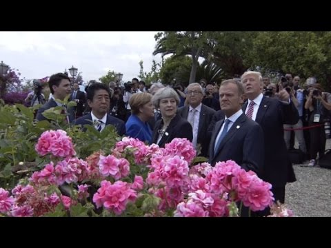 G7: leaders watch aerial acrobatics display