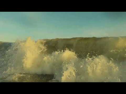 Onda grande em An Bang, praia de Hoi An, Vietnã. 21/10/2023