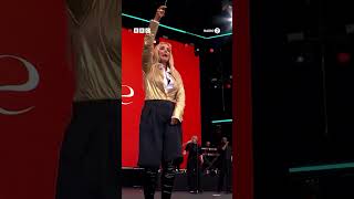 Louise covers Stealers Wheels ‘Stuck in the Middle With You’ at #R2InThePark 🧡