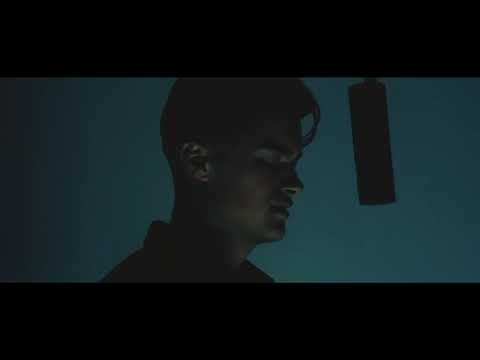 Essiyas - Disguise (Hanging Mic Performance)