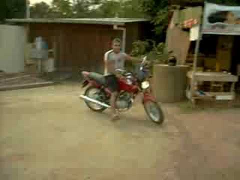 RAPHAEL EMPINANDO SUA CG 150