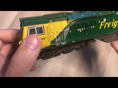 Opening The Bachmann Freightliner Class 70