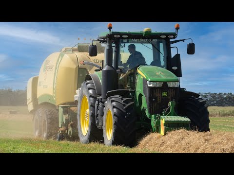 John Deere 7290R Baling Grass Straw