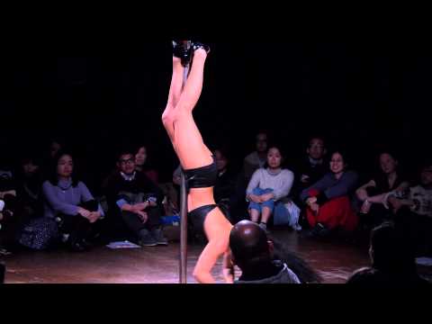 Απόσπασμα από την επιτέλεση Death of the Pole Dancer [Ο θάνατος της χορεύτριας σε στύλο, 2011] σε χορογραφία και ερμηνεία της Eisa Jocson [Έιζα Τζόκσον, 1986], κατά την παρουσίασή της το 2015 στο Tokyo Performing Arts Market [Αγορά Παραστατικών Τεχνών του Τόκυο], όπου αμφισβητείται το στερεότυπο της χορεύτριας και τίθενται ερωτήματα για τα όρια του χορού σε στύλο.
