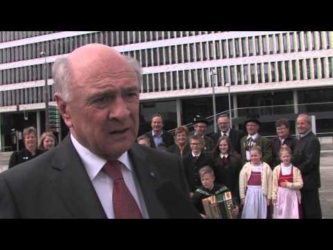 Ein Maibaum für den Landeshauptmann