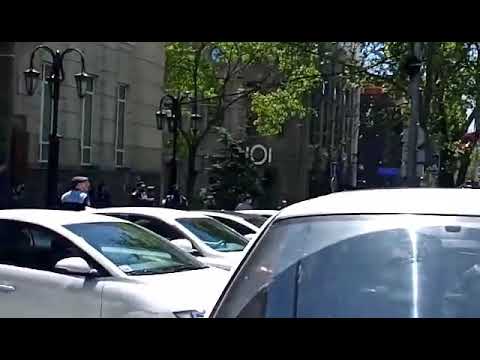 Լարված իրավիճակ ԿԲ-ի մոտ. ոստիկանները ցուցարարներին բերման ենթարկեցին