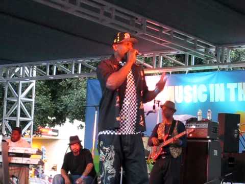 Eek-A-Mouse goes into the crowd and eats a fan's pop corn