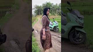 Download lagu gadis desa pulang dari sawah lumpur #gadisdesa mp3