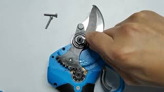 Steps for replacing the blades of the komok electric pruning shears