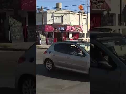 Caos de tránsito por un semáforo tildado en Córdoba: lo arregló un VERDULERO 🫠