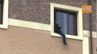 vuole-un-lavoro-e-minaccia-di-lanciarsi-dal-comune