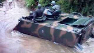 preview picture of video 'Exército Brasileiro - M113 atravessando riacho. Crossing a stream. panzer apc'