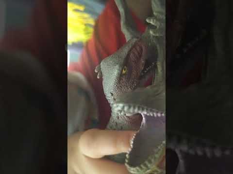 T-Rex versus tyrannoTitan Dino death battle