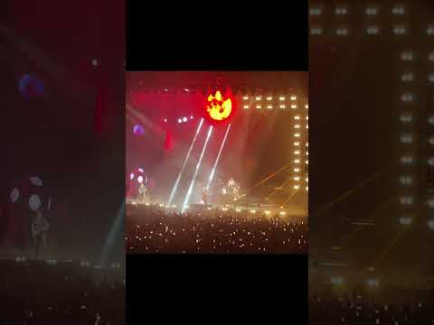 Fall Out Boy - My Songs Know What You Did in the Dark (Light Em Up) (Live in Milan)