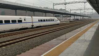 preview picture of video 'China High-Speed Rail CRH2 in Taining Station'