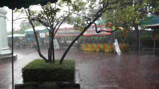 preview picture of video 'Heavy rains at Wat Phra Pathom Chedi, Nakhon Pathom'