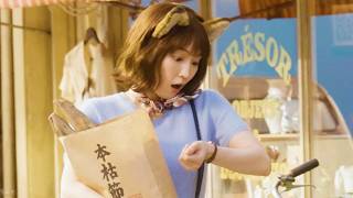 【吉岡里帆、“どんぎつね”inパリ】バゲット風鰹節かかえて待ち合わせ／どん兵衛 新CM＋メイキング