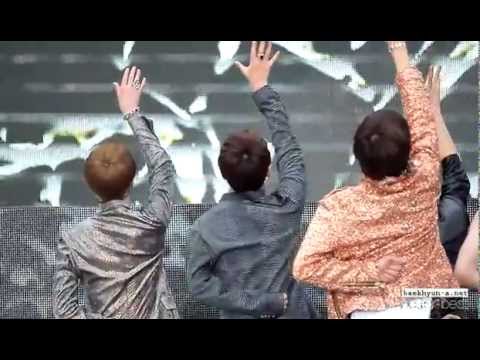 120608 KBS Music Bank Special in Jeonju - Mama Baekhyun fancam