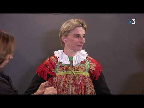 O museu do traje em Chianale, na Itália, com valor no traje feminino