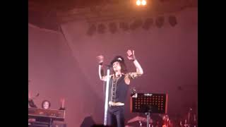 BUNBURY dando sabios consejos ...