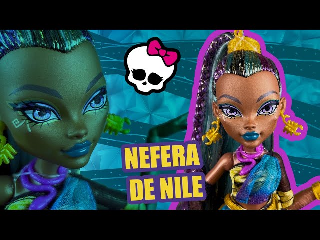 Vídeo relacionado con Monster High Muñeca Nefera De Nile, Momia Real con Vestido con su Escarabajo Mascota Lavish y 7 Accesorios como un Bolso, un portátil, Gafas de Sol, Bebida y Comida, JDR48