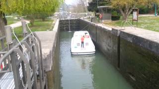 preview picture of video 'écluse pont canal Agen'