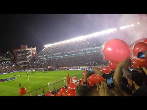 "El recibimiento Independiente 2 vs racing 0 2017" Barra: La Barra del Rojo • Club: Independiente