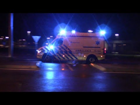 A1 Ambulance 19-104 met spoed naar de Meekrab in Krabbendijke