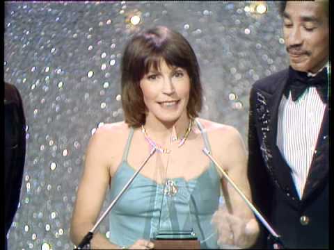 Helen Reddy Wins Favorite Female Pop/Rock Artist - AMA 1974