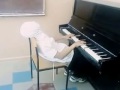 Красиво играет на пианино в школе ( Титаник ) 