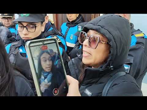 Docentes de Chubut reclaman frente a casa de gobierno #rawson 