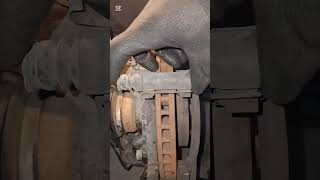 מוביל של קליפר בלם תפוס זה לא טוב