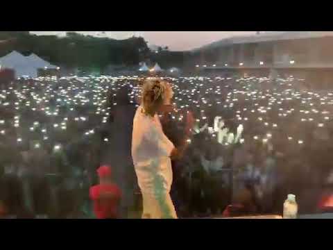 Ela olhou pra mim eu olhei pra ela