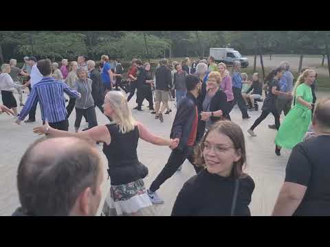 "Hamborg sekstur" (DK) SOMMERDANS I FÆLLEDPARKEN