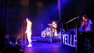 Yelle - "Mal Poli" (Live) from the Music Box (AC Mix...)