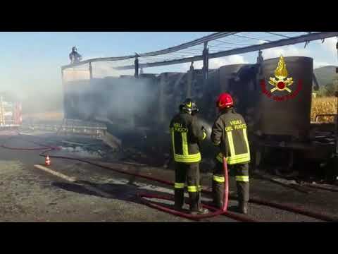 VIGILI DEL FUOCO - INCENDIO CAMION A11