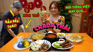Lần đầu ăn toàn món ngon tại Chada Thai gặp ngay bếp trưởng Thái xăm trổ nói tiếng Việt sành sỏi.