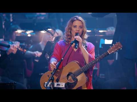 Aneta Langerová & Janáčkova filharmonie Ostrava - Dívka  (oficiální video)