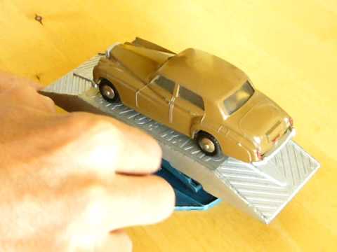 Silver Cloud Mercury sur pont élévateur Corgi-Toys.MOV