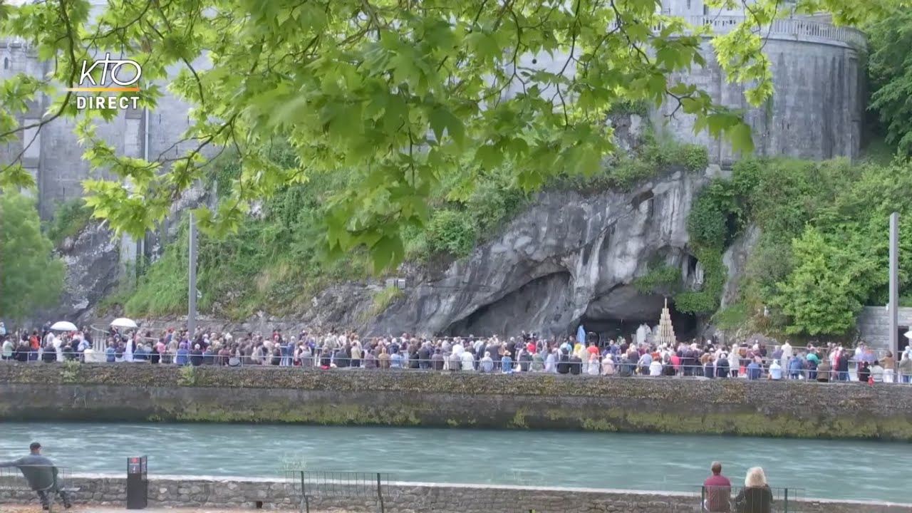 Messe à Lourdes en la solennité de la Sainte Trinité