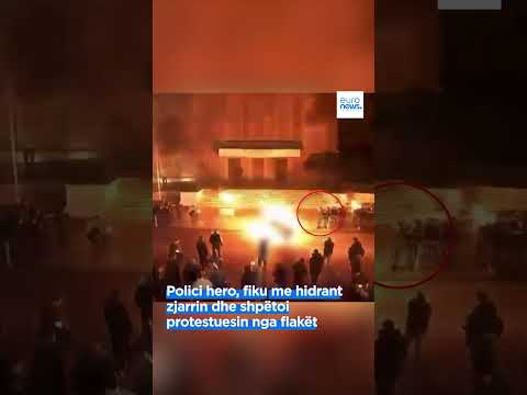 Polici hero, fiku me hidrant zjarrin dhe shpëtoi protestuesin nga flakët