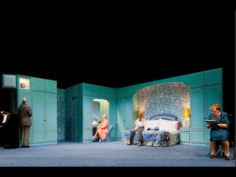 King Size [Υπέρδιπλο] (2013), σύλληψη και σκηνοθεσία Christoph Marthaler, Theater Basel. Προωθητικό βίντεο της Royal Opera House για τις παραστάσεις στο Linbury Studio Theatre του Λονδίνου (2015). Ένα ζευγάρι πάνω σε ένα υπέρδιπλο κρεβάτι ξενοδοχείου τραγουδά κομμάτια από τη μουσική μπαρόκ έως την ποπ. Η παράσταση ξαναστήνει τη βραδιά λιντ [Liederabend] με τέτοιο τρόπο ώστε τα τραγούδια παίρνουν τη θέση της πλοκής, ένα χαρακτηριστικό δείγμα μουσικοποίησης στο μεταδραματικό θέατρο.