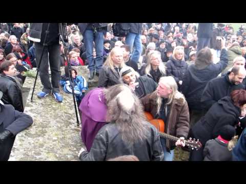 Magorův pohřeb - kytara na hřbitově 19.XI.2011