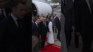 لحظة استقبال الملك للرئيس الفرنسي thumbnail